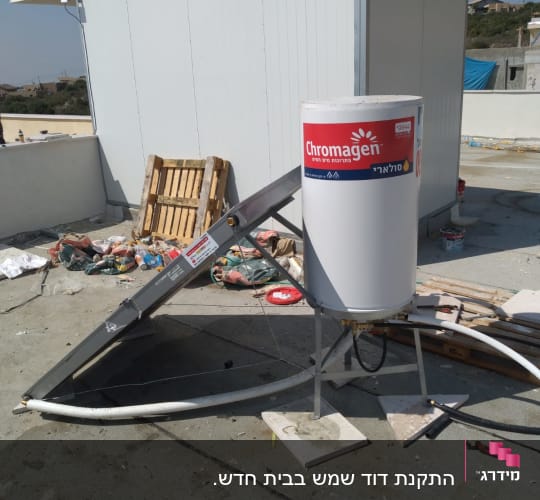 דוד שמש כרומגן על גג עם קולטים וצינורות